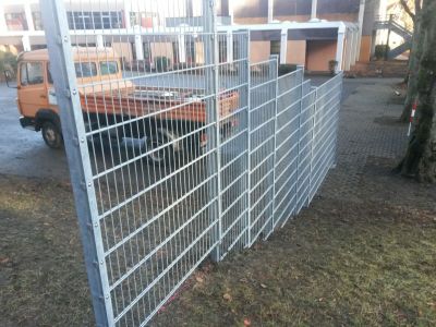 Zaun mit teilweise dreifachen Pfosten bei der Schule