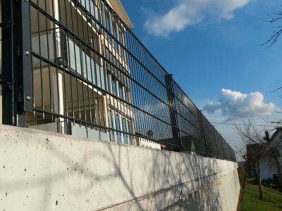 80cm hoher Doppelstabmattenzaun auf Betonmauer