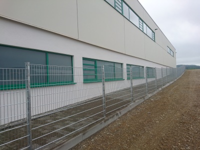 Zaun um Firmengebäude